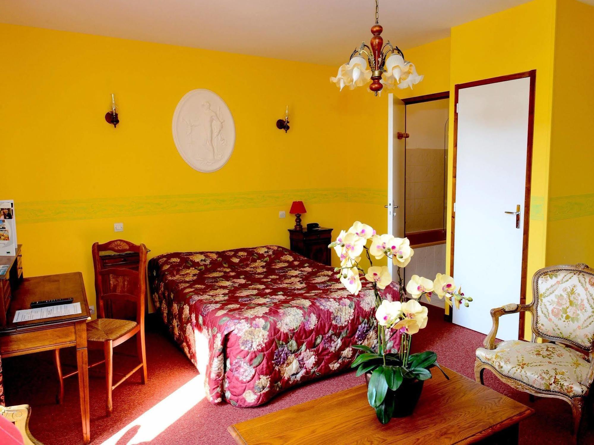 Hostellerie Saint Martin- Logis Hotel Et Restaurant Creully sur Seulles ภายนอก รูปภาพ